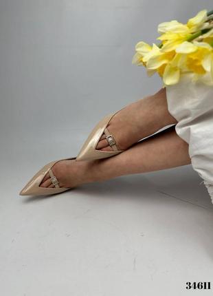 Туфли слингбеки с декоративным вырезом стильные лакированные туфли лодочки на шпильке беж туфельки3 фото