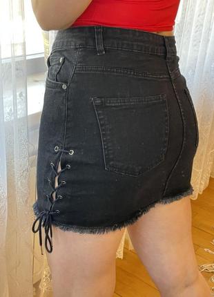 Джинсовая юбка черного цвета с завязками по бокам размер м8 фото
