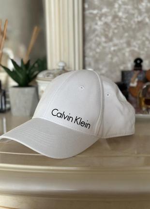 Белая кепка calvin klein