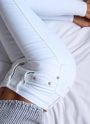 Женские белые джинсы скинины, скинни, классические зауженные брюки, на высокой посадке, скинни, приталенные, прямые, узкие5 фото