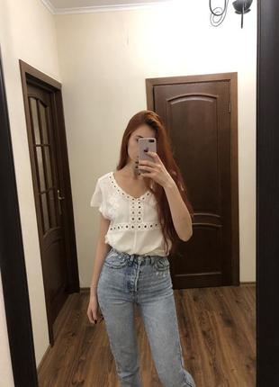 Біла футболка