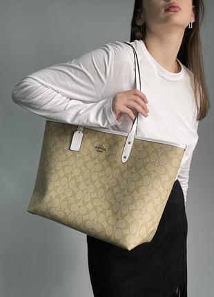 Сумка coach reversible signature city tote chalk/light khaki шоппер1 фото