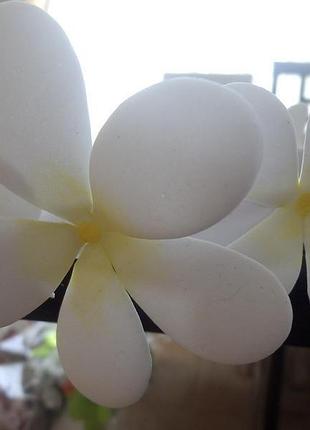 Пов'язка на голову з великими білими цыетами