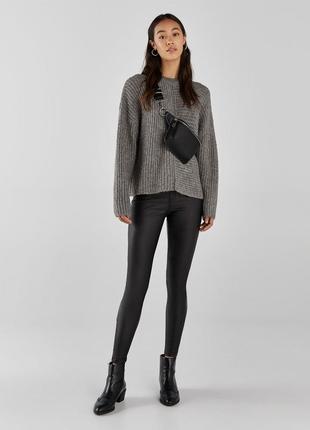 Сірий светр bershka