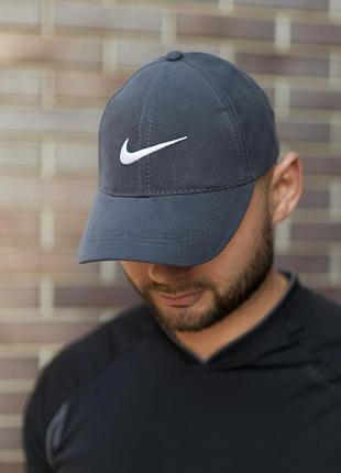 Кепка nike з вишитим логотипом