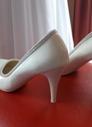 Білі лакові туфлі р.363 фото