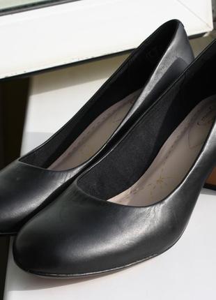 Туфли кожа clarks устойчивый каблук 39.5 размер новые2 фото