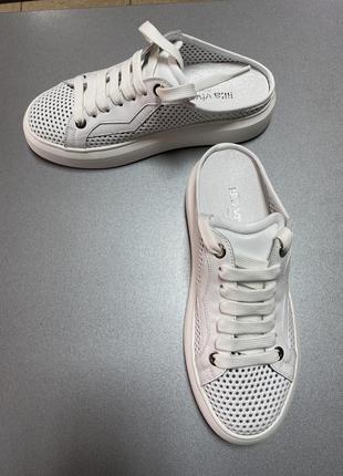 Жіночі кросівки