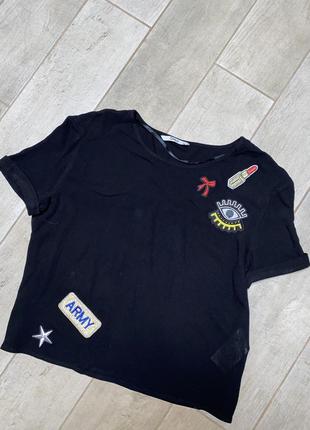 Чёрная базовая футболка,нашивки