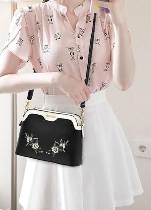 Жіноча міні сумочка клатч із вишивкою, маленька смука на плече з квіточками5 фото