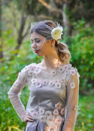 Молочна вуаль з пір'ям , квітковий гребінь з вуаллю , весільна прикраса для волосся1 фото
