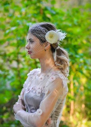 Молочна вуаль з пір'ям , квітковий гребінь з вуаллю , весільна прикраса для волосся5 фото
