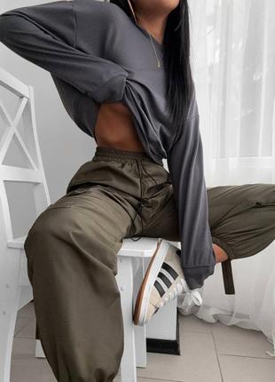 Стильный женский спортивный костюм с брюками карго🔥 укороченный свитшот и брюки карго, хаки/ бежевый1 фото