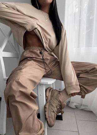 Стильный женский спортивный костюм с брюками карго🔥 укороченный свитшот и брюки карго, хаки/ бежевый1 фото