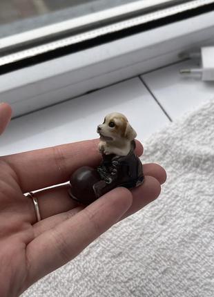 Мініатюрна собачка статуетка мініатюра собака в сопогу