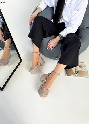 Необычные бежевые глянцевые лакированные туфли на толстых каблуках платформе с квадратным носиком6 фото