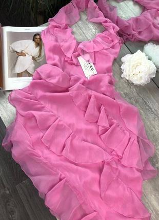 Розовое платье с воланами с открытыми плечами и спиной