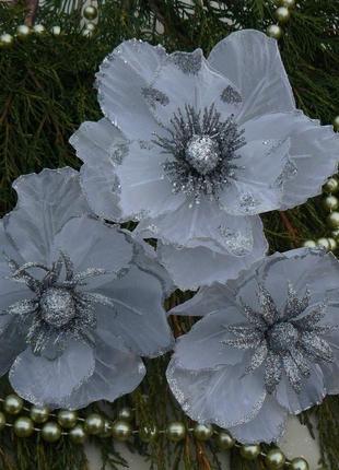 Комплект белых цветов на елку