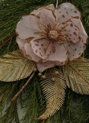 Квітка на ялинку або новорічний, різдвяний вінок