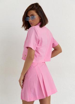 Літній рожевий костюм зі спідницею плісе та укороченим жакетом7 фото