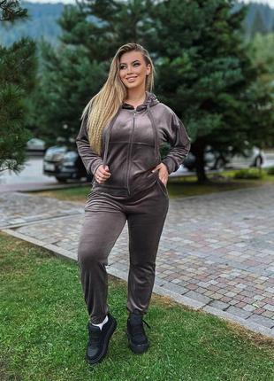 Стильный спортивный костюм