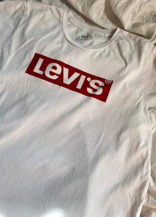 Базовая белая футболка levis с большим логотипом, пирожная левайс бег лого2 фото