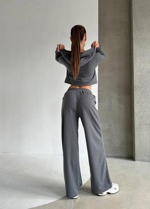 Женский спортивный серый прогулочный костюм широкие брюки палаццо и укороченная кофта графит3 фото