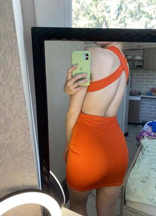 Оранжевое платье с открытой спиной1 фото