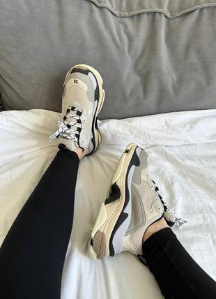 Жіночі кросівки в стилі "balenciaga" triple s v1 beige black white2 фото