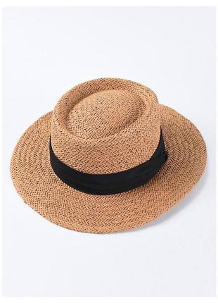Жіночий солом'яний капелюшок з чорною стрічкою