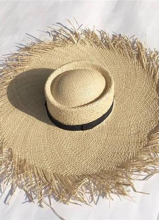 Жіночий солом'яний капелюшок з рваними краями