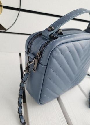 Італійська жіноча шкіряна сумка на ланцюжку блакитна3 фото