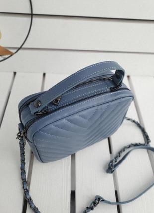 Італійська жіноча шкіряна сумка на ланцюжку блакитна4 фото