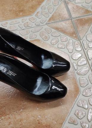 Лакированные туфли на шпильках