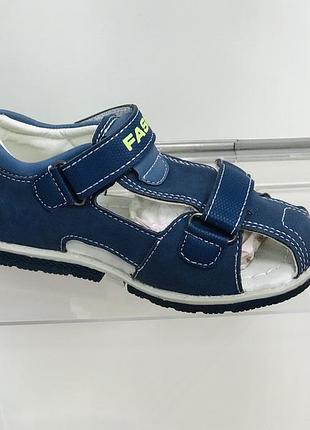 Нові сандалі для хлопчика