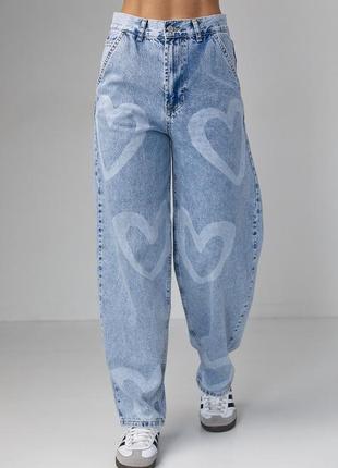 Блакитні джинси із принтом сердечка1 фото
