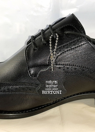 Шкіряні класичні туфлі-броги bertoni.42,43,44,45.3 фото