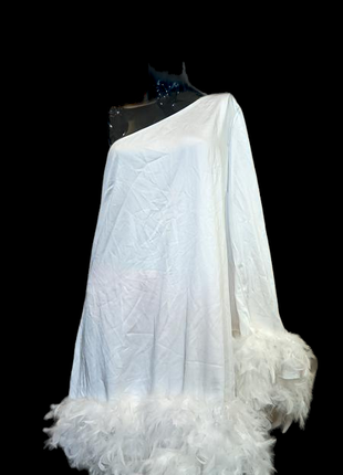 Гламурное платье на одно плечо с перьями премиум класса8 фото