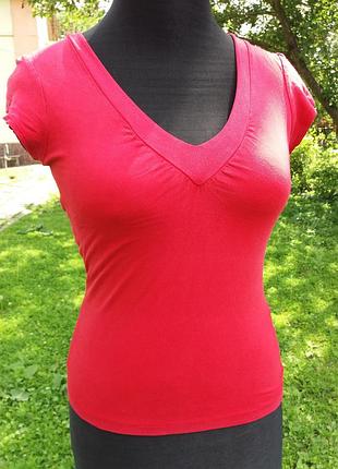 Красная футболочка