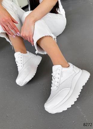 Натуральные кожаные белые кроссовки с сквозной перфорацией