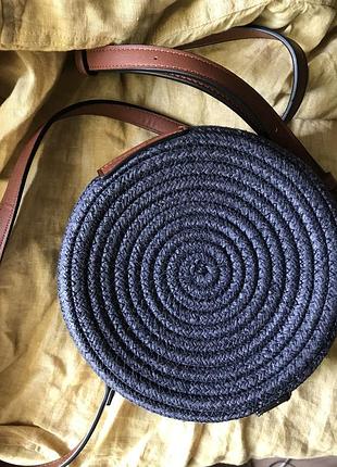Стильная летняя плетенная круглая сумка