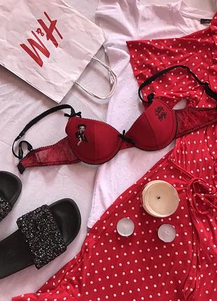 Красный бюстгальтер