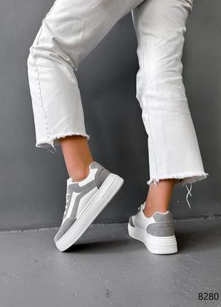Белые очень крутые кеды – кроссовки с серыми вставками9 фото