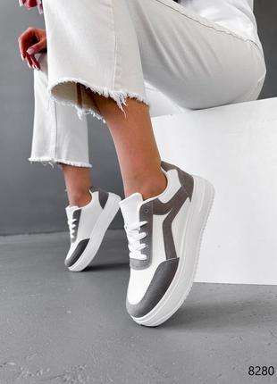Белые очень крутые кеды – кроссовки с серыми вставками10 фото