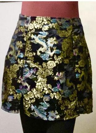 Shein отличная яркая мини юбка с восточной расцветкой.