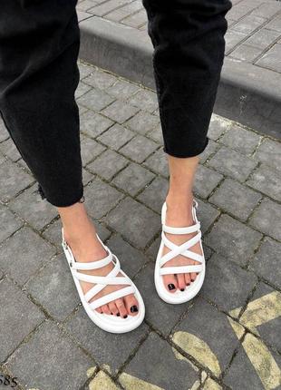 Белые очень крутые босоножки - сандалии
