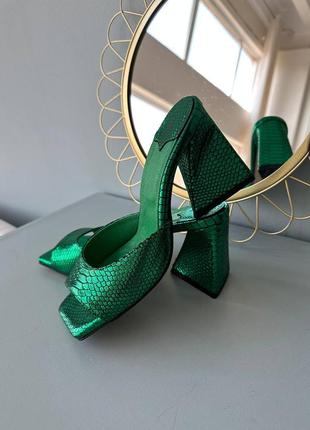 Зеленые блестящие шлёпанцы на фигурном каблуке9 фото