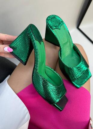 Зеленые блестящие шлёпанцы на фигурном каблуке