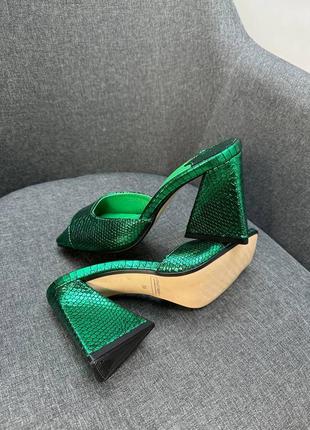 Зеленые блестящие шлёпанцы на фигурном каблуке8 фото
