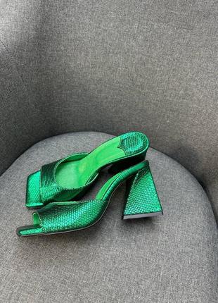 Зеленые блестящие шлёпанцы на фигурном каблуке4 фото